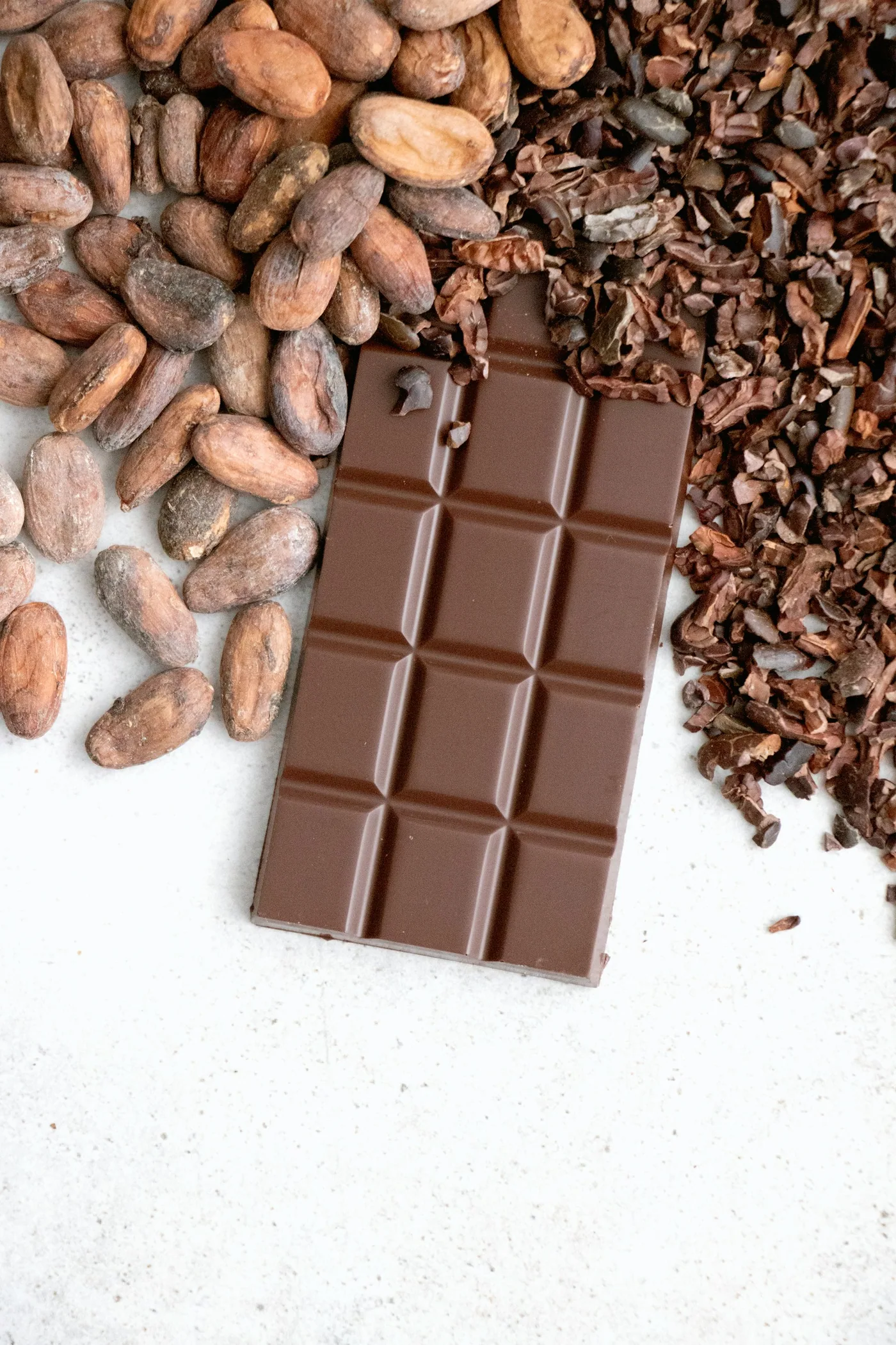 Tablette de chocolat noir, fèves de cacao et grué